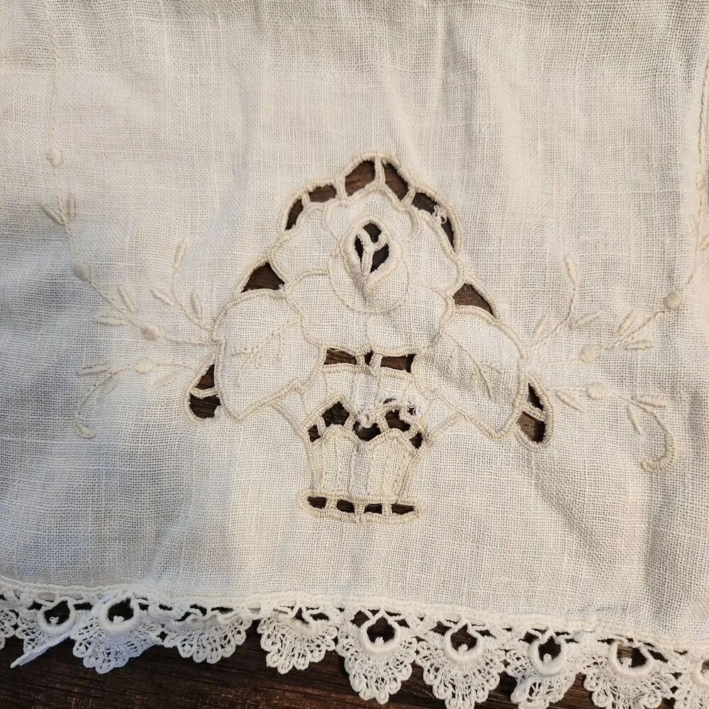 Vtg Embroidered Beige Flower Basket Cottage Core Floral Handkerchief Napkin Set